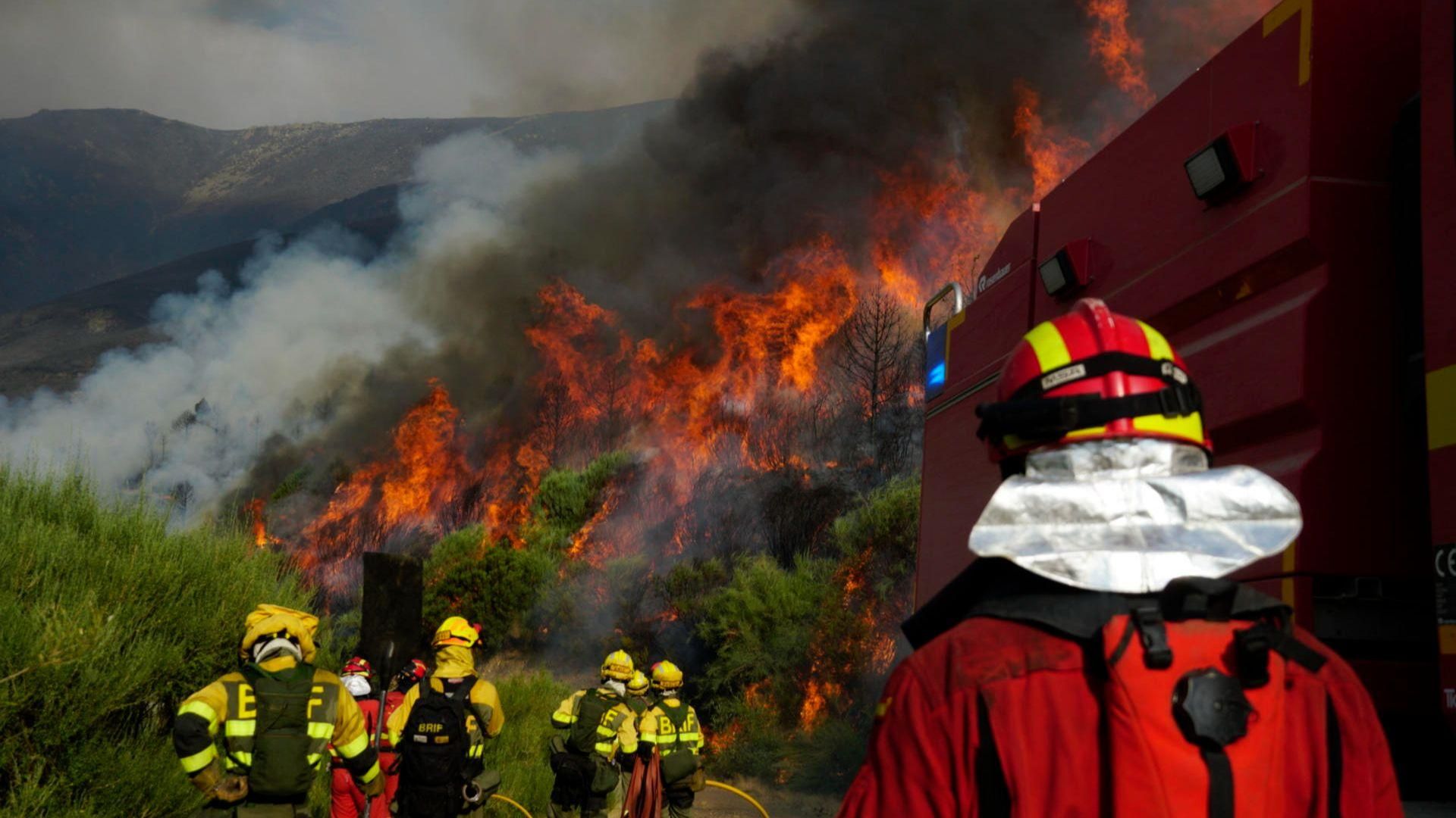 Els efectius que treballen en l'incendi de Jarilla, a Càceres, a pocs metres de les flames