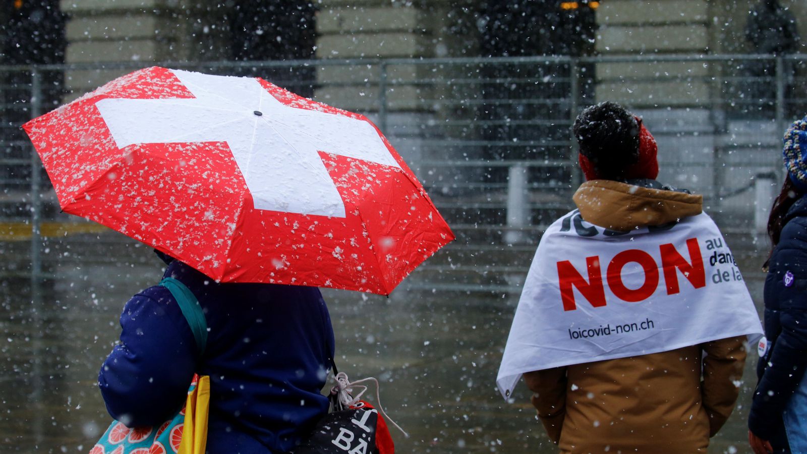 Protesta contra la Llei Covid enfront del Palau Federal Suís a Bern aquest diumenge