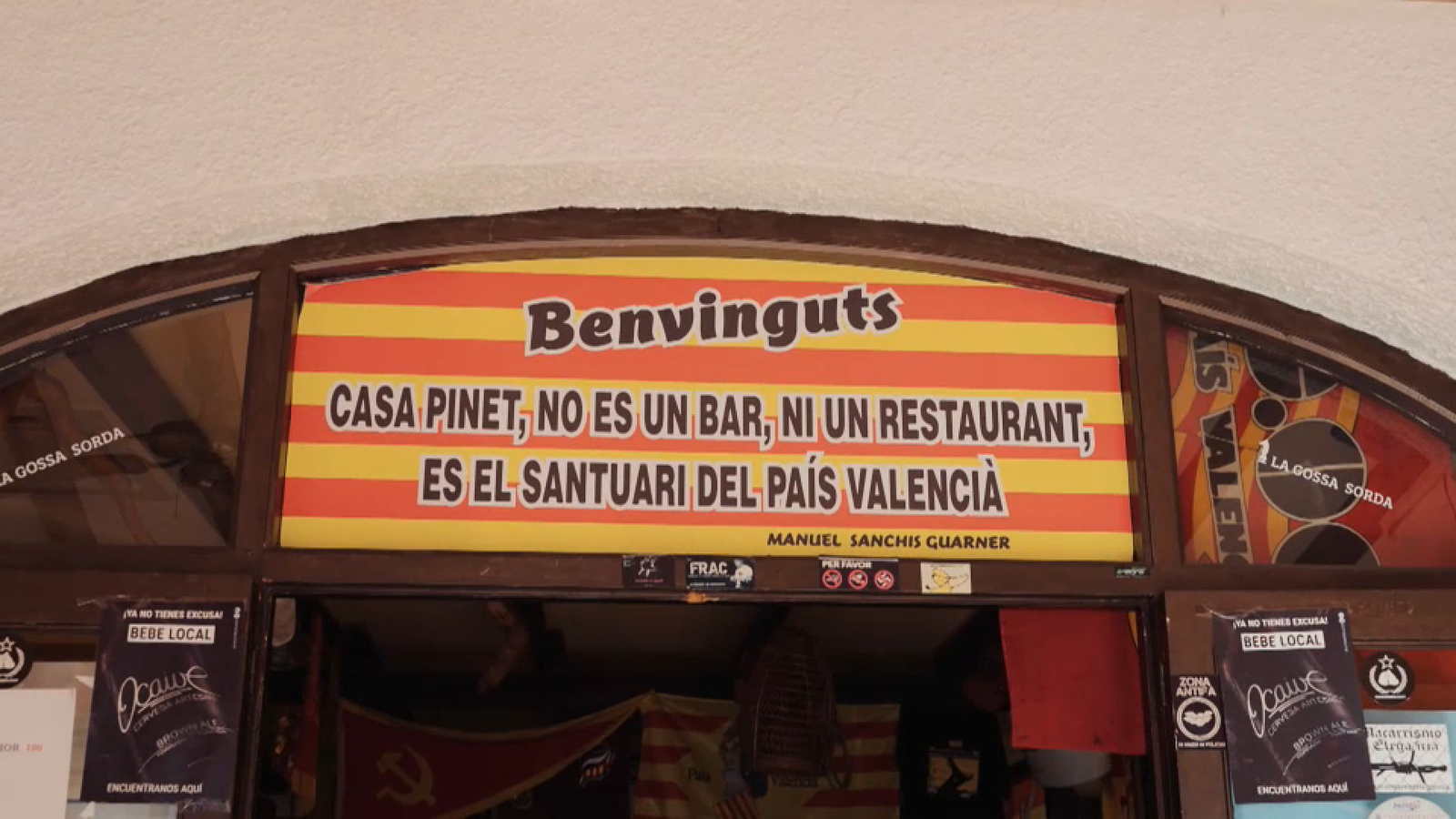 Rètol a l'entrada de Casa Pinet, a la seua nova ubicació a l'Alcalalí, a la Marina Alta