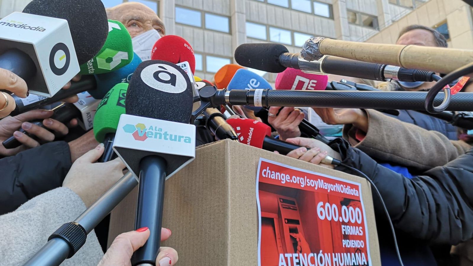 El valencià Carlos San Juan atén als mitjans de comunicació a les portes del Ministeri d'Economia a Madrid