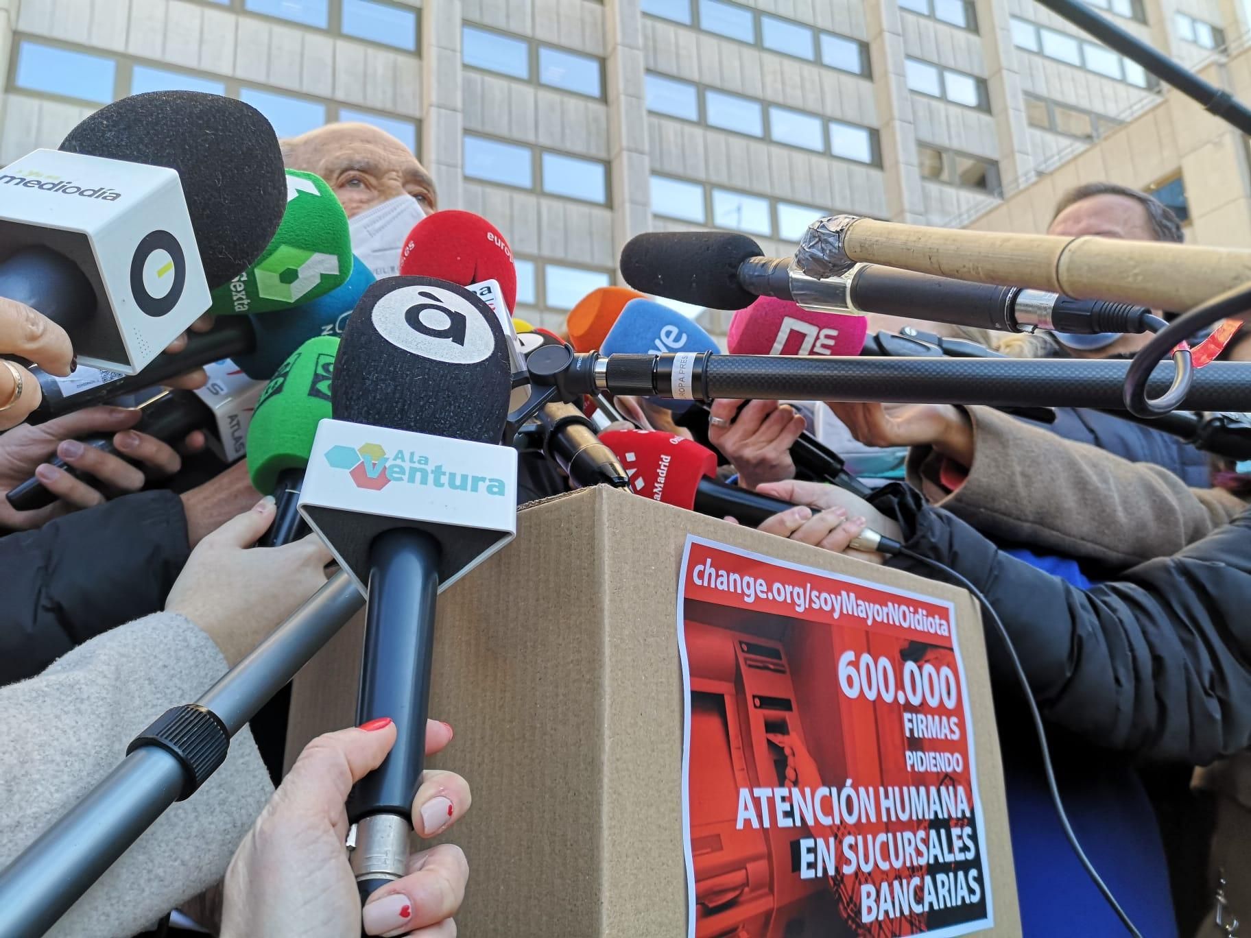 El valencià Carlos San Juan atén als mitjans de comunicació a les portes del Ministeri d'Economia a Madrid