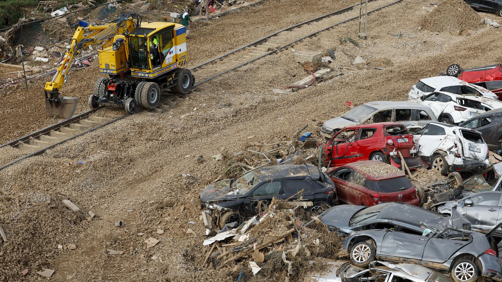Desenes de cotxes al costat de les vies del tren a Alfafar