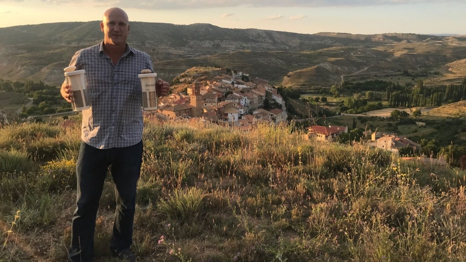 L'inventor, Andoni Monforte, mostra l'aparell per a fer begudes vegetals i el plagi de Lidl