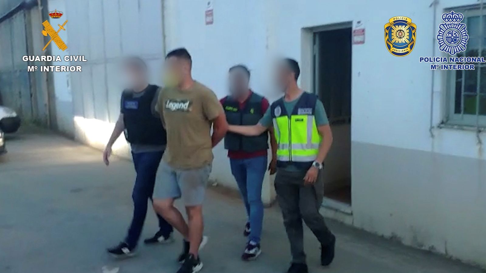 Moment de la detenció d'un dels integrants de la banda