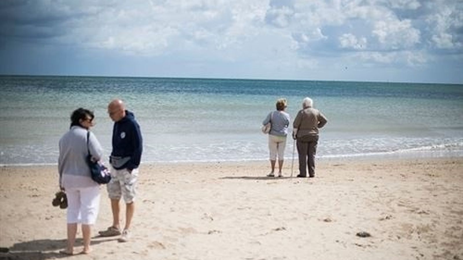 Imatge d'arxiu de quatre turistes de la tercera edat en una platja