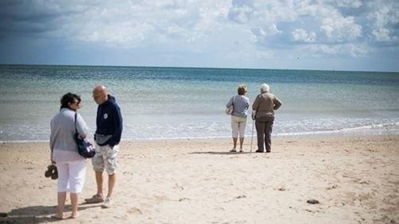 Imatge d'arxiu de quatre turistes de la tercera edat en una platja Imatge d'arxiu de quatre turistes de la tercera edat en una platja