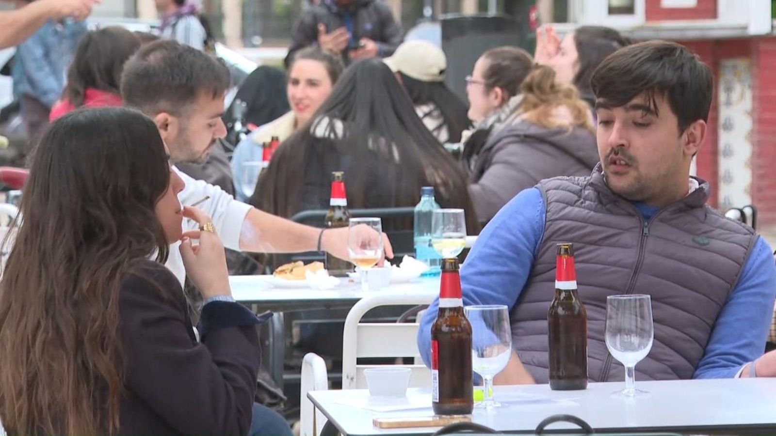 Una jove fuma un cigarret en una terrassa