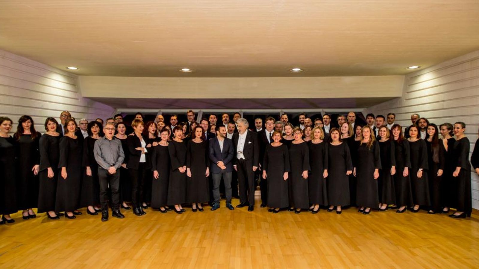 Cor de la Generalitat, el dia del concert del seu XXX aniversàri, amb el conseller d'Educació, Cultura i Esports, Vicent Marzà