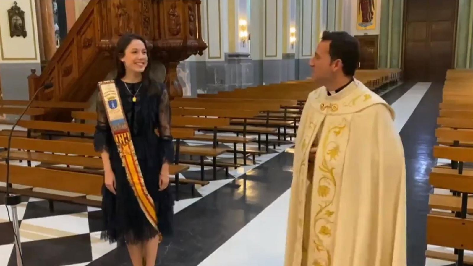 La reina de les festes de la Vall d'Uixó, Mar Fas, i el sacerdot de l'església de la Mare de Déu de l'Assumpció.