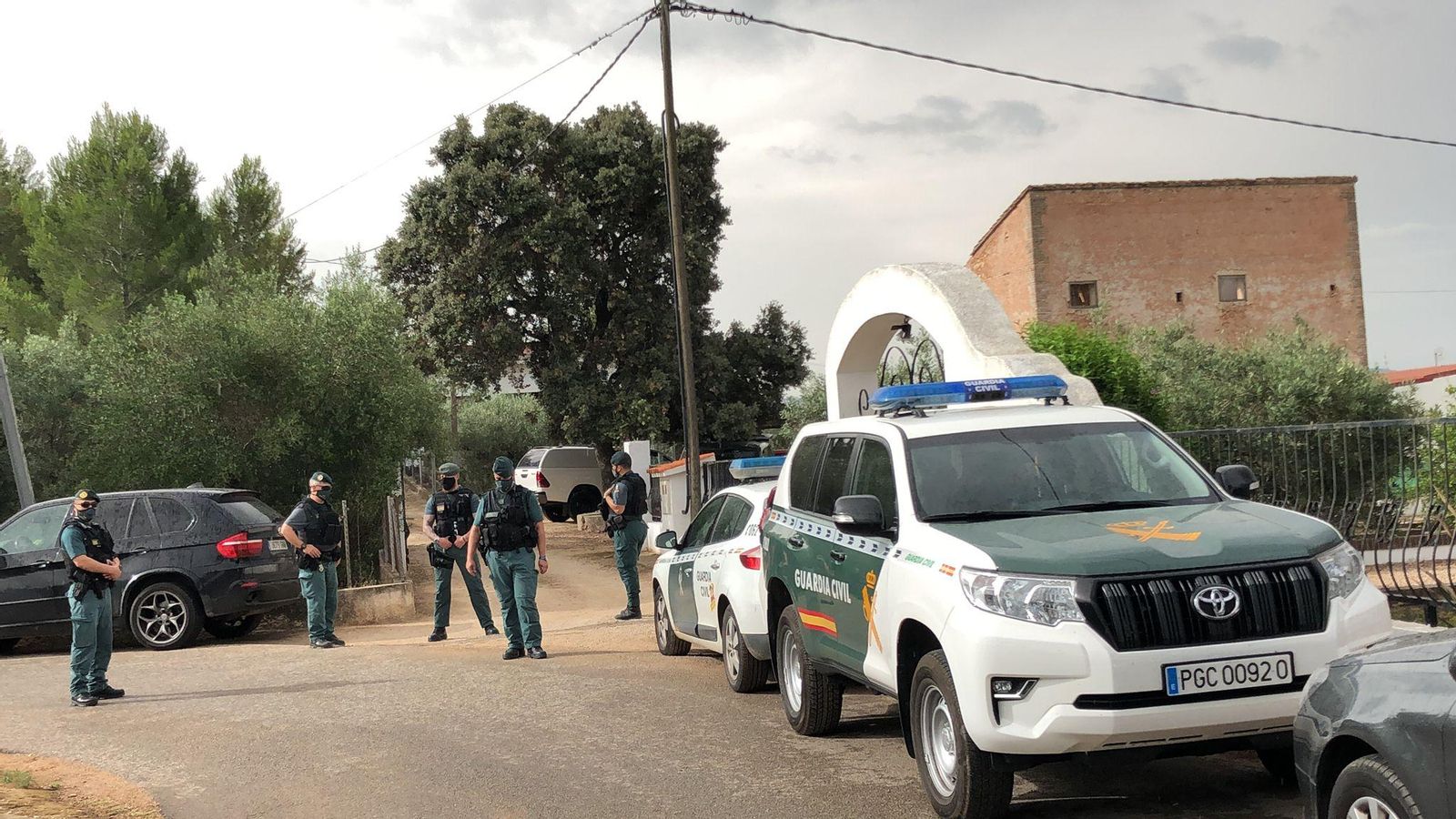 Agents de la Guàrdia Civil custodien l'accés a la finca familiar del detingut a Carcaixent