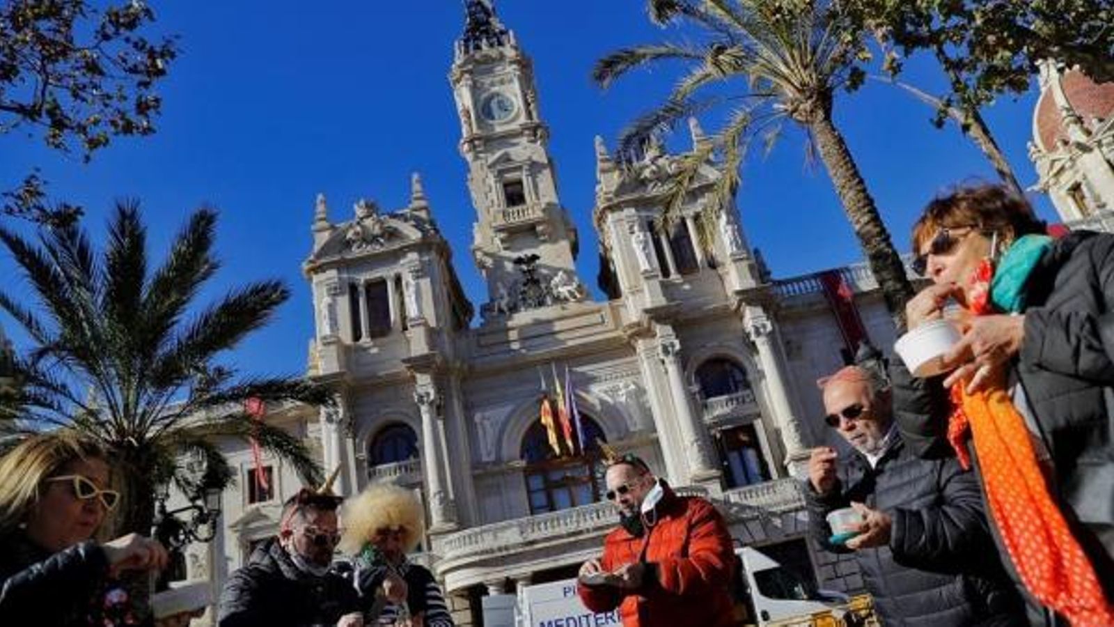Algunes persones han avançat les celebracions de Cap d'Any i s'han pres ja els dotze grans de raïm davant l'Ajuntament de València
