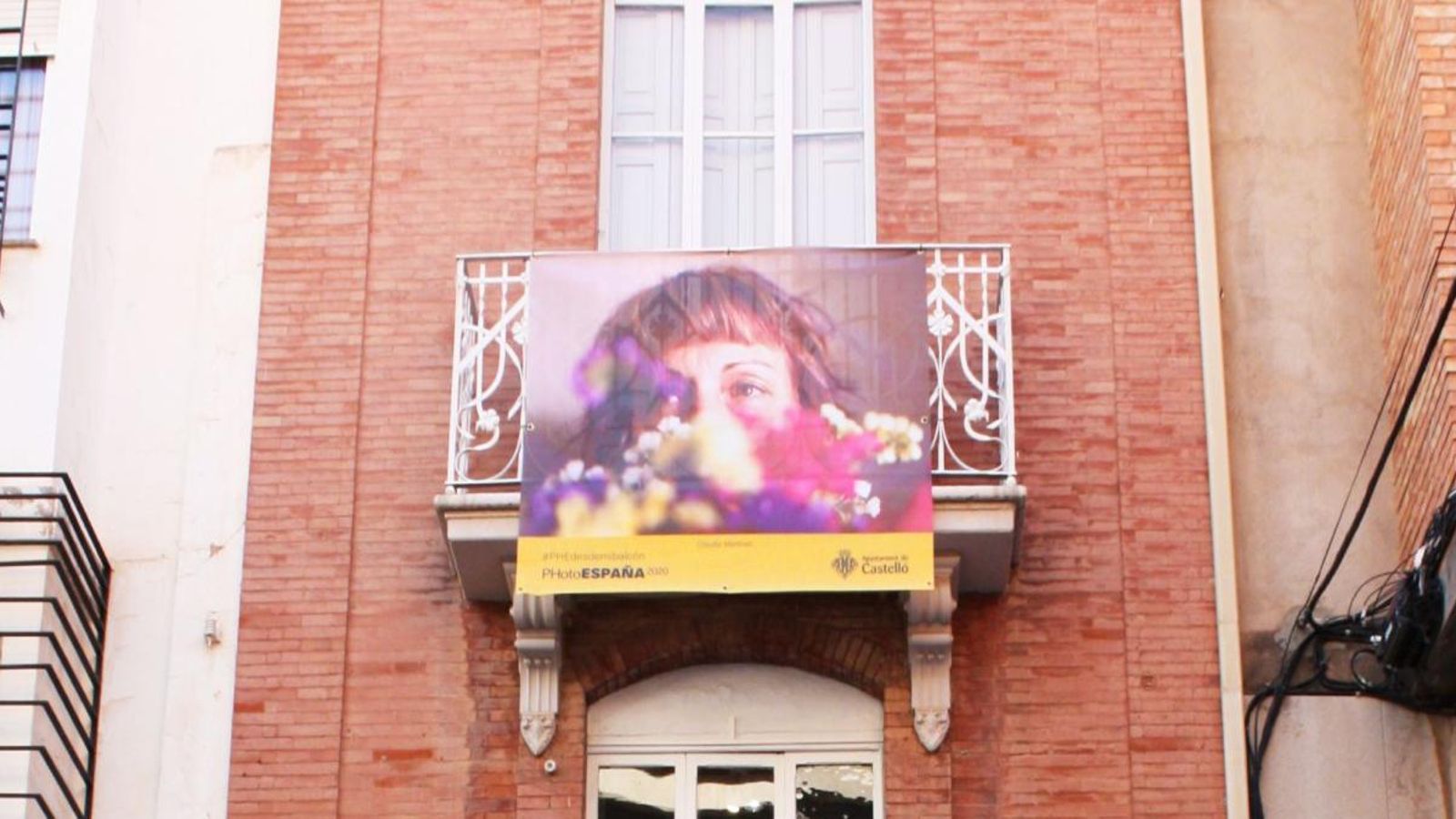 Una de les imatges de 'PhotoEspaña desde mi balcón' que ja es pot vore al nucli antic de Castelló