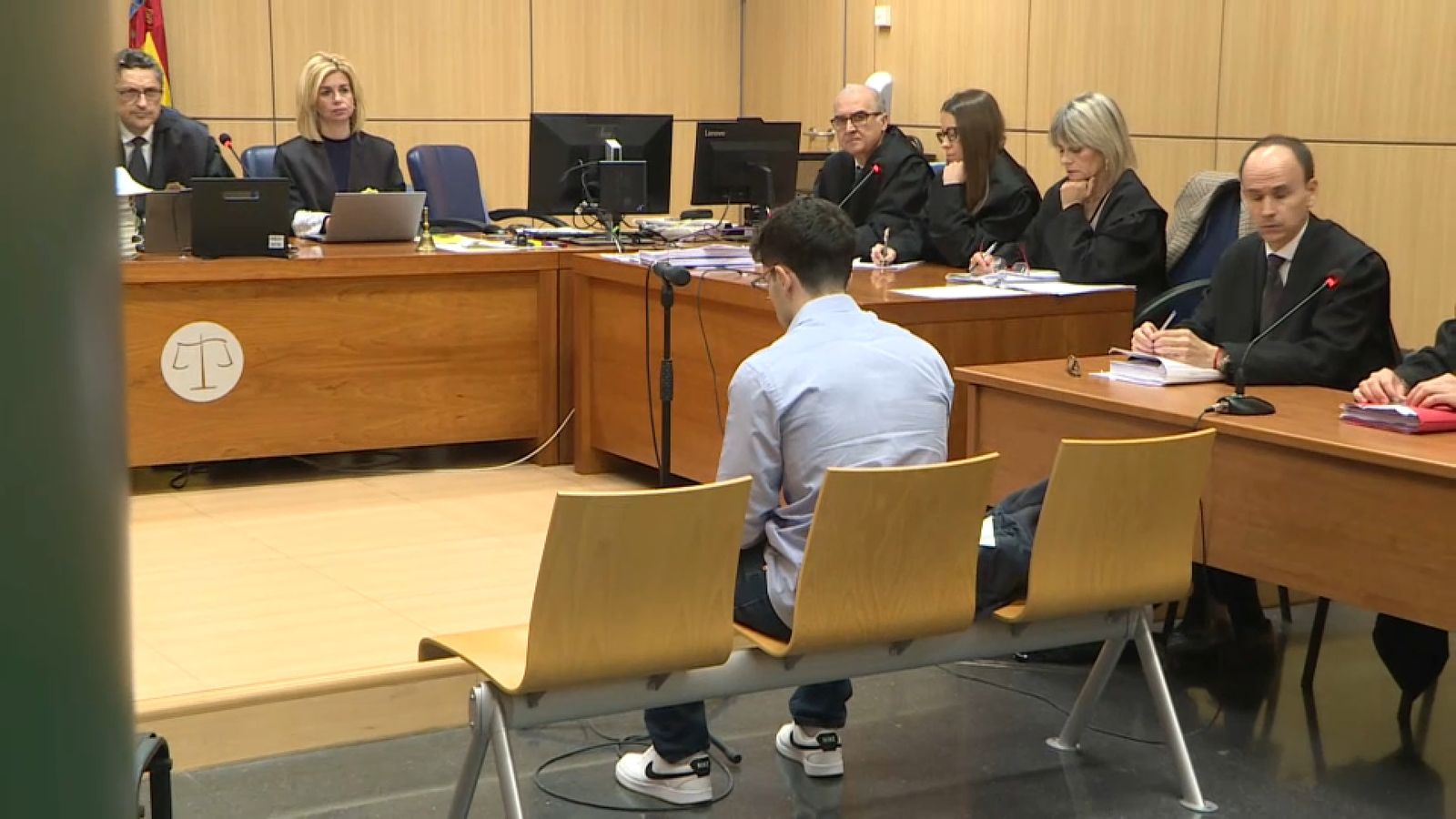 El fisioterapueta acusat davant el tribunal, enla primera sessió del juí