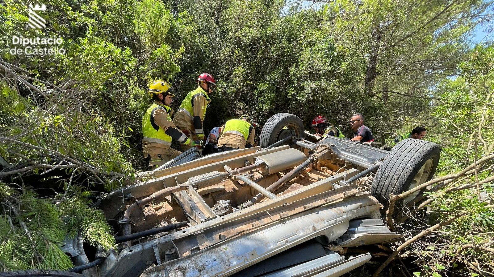 Els servicis d'auxili treballant després de l'accident
