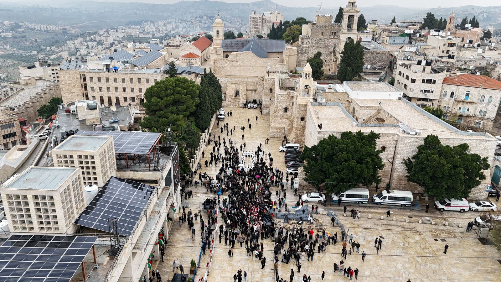 El patriarca llatí de Jerusalem, Pierbattista Pizzaballa, arriba a Betlem en una processó de dol