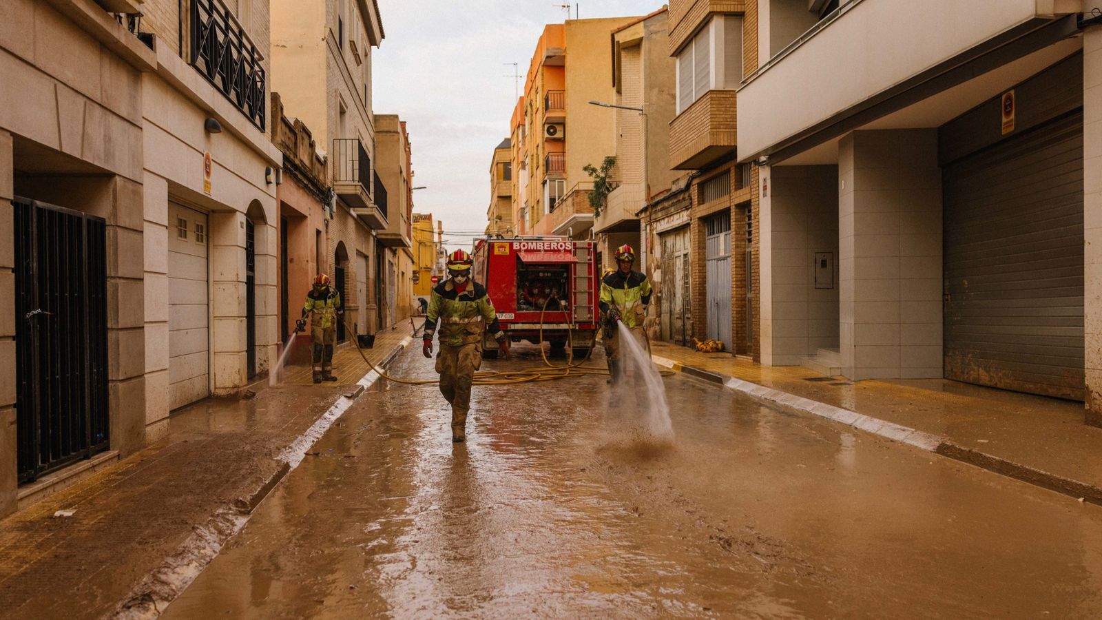 En imatge, la neteja de fang als carrers de Catarroja els primers dies de la dana, que ha saturat el clavegueram