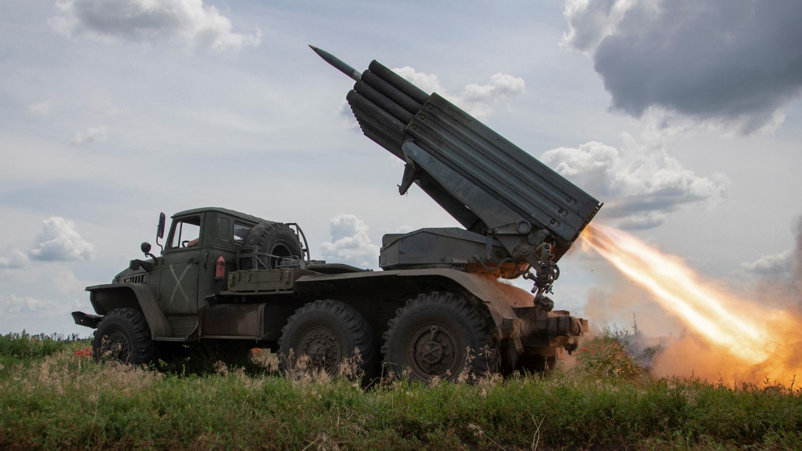 Militars ucraïnesos disparen un sistema de coets de llançament múltiple a les tropes russes prop d'una línia del front a la regió de Donetsk Militars ucraïnesos disparen un sistema de coets de llançament múltiple BM-21 Grad cap a les tropes russes prop d'una línia del front a la regió de Donetsk.