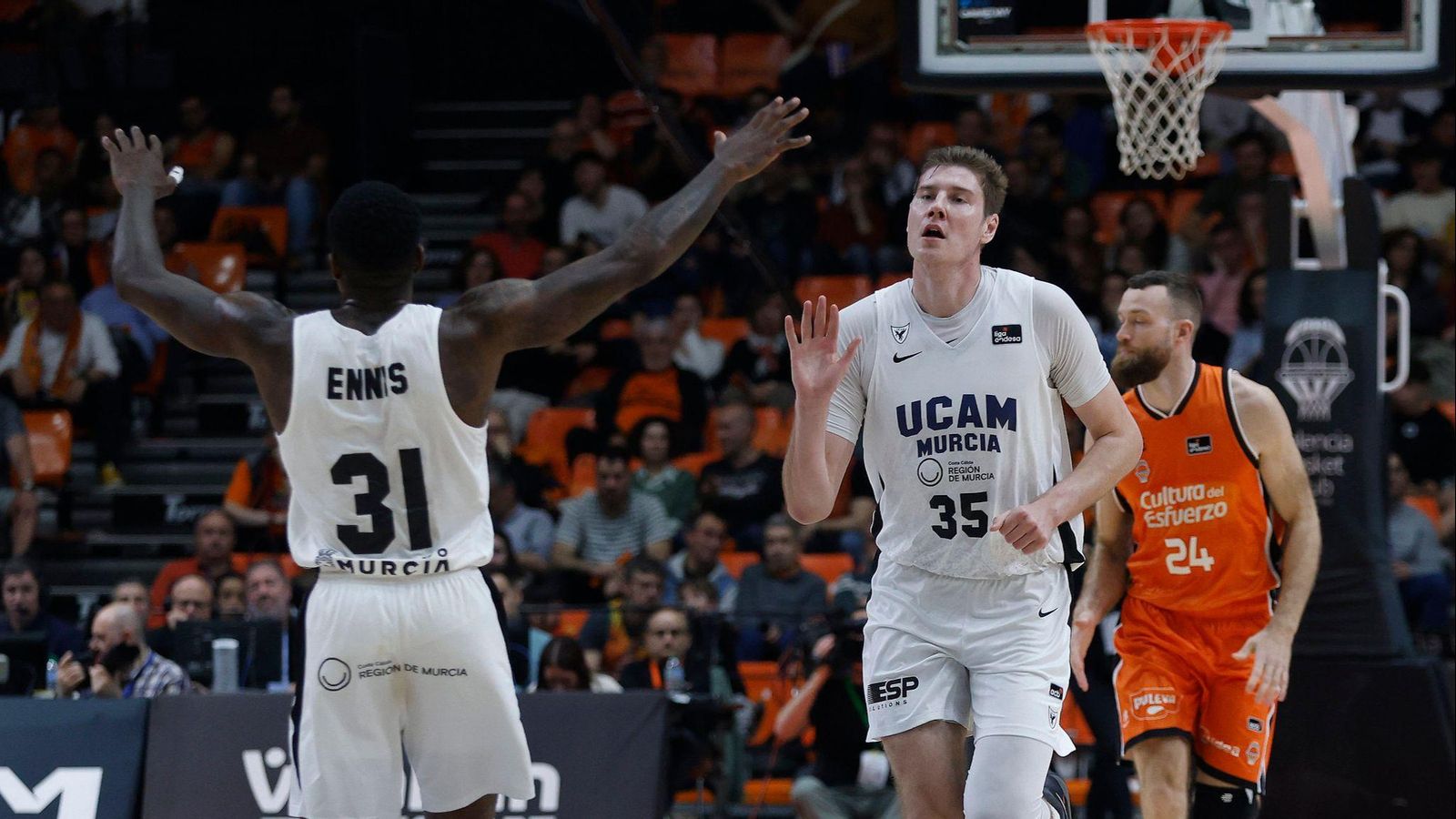 Els jugadors del Múrcia celebren una cistella, davant la desesperació de Costello