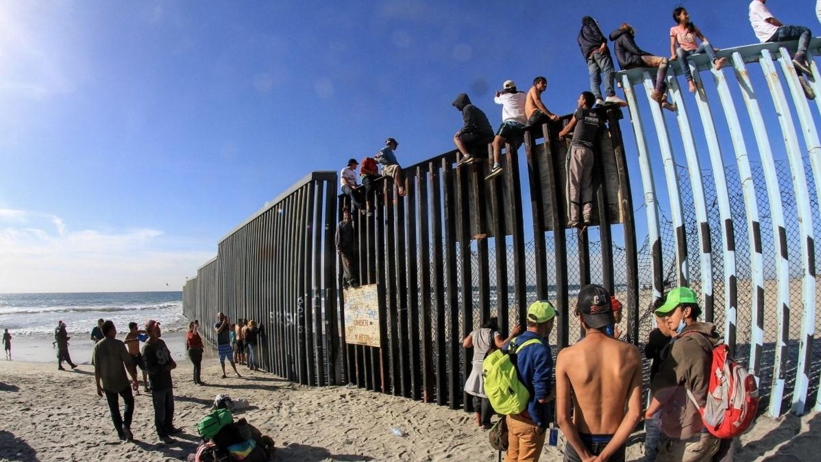 Una vintena de migrants ha escalat la tanca que divideix els dos països