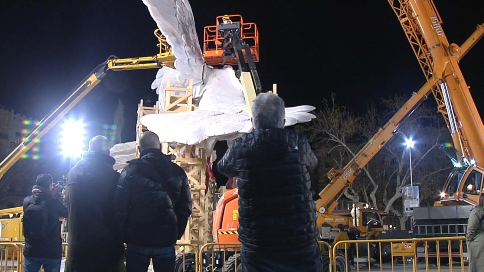 Els fallers més apassionats gaudeixen també de la fase de muntatge dels monuments