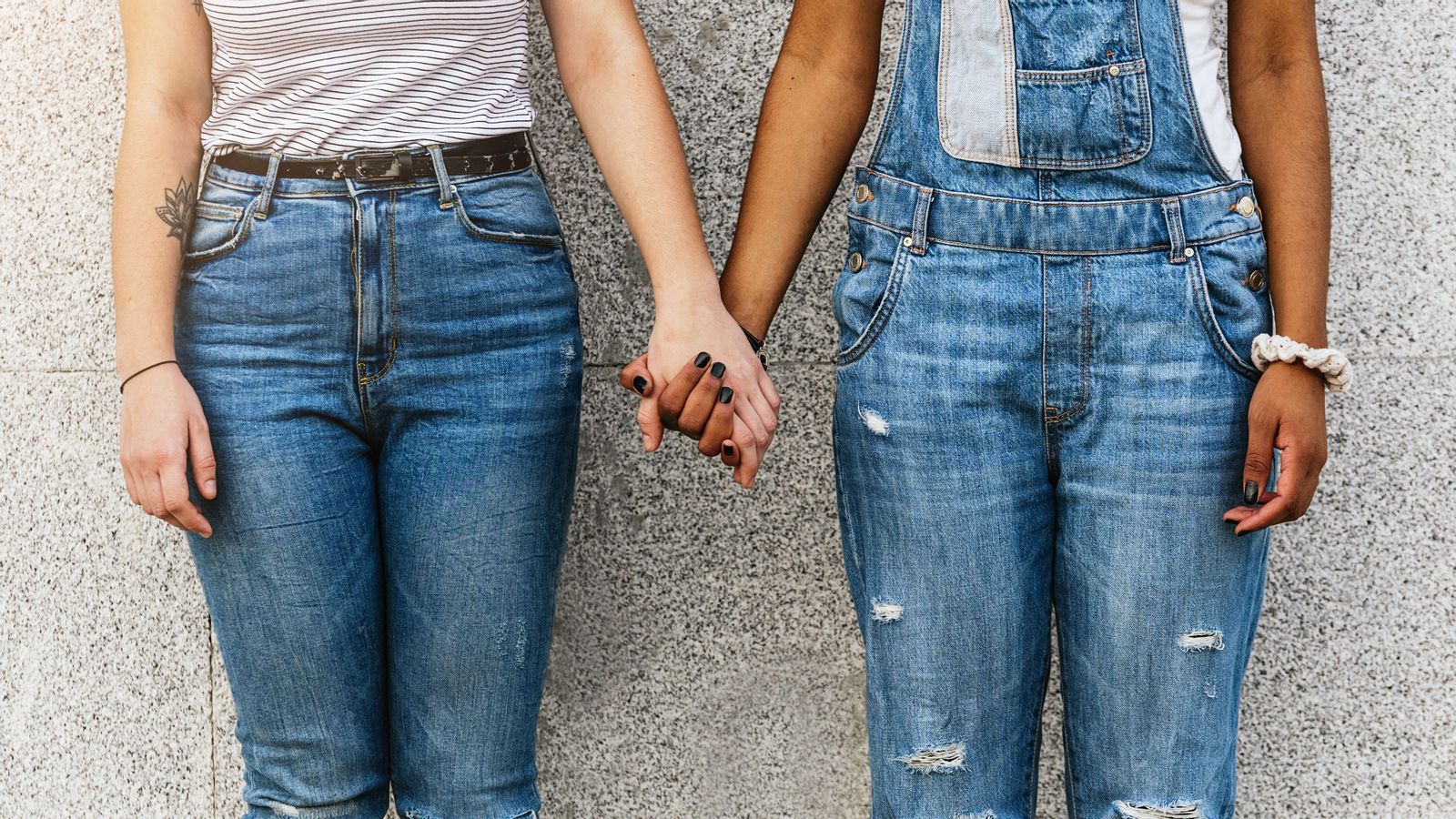 Dues dones agafades de la mà