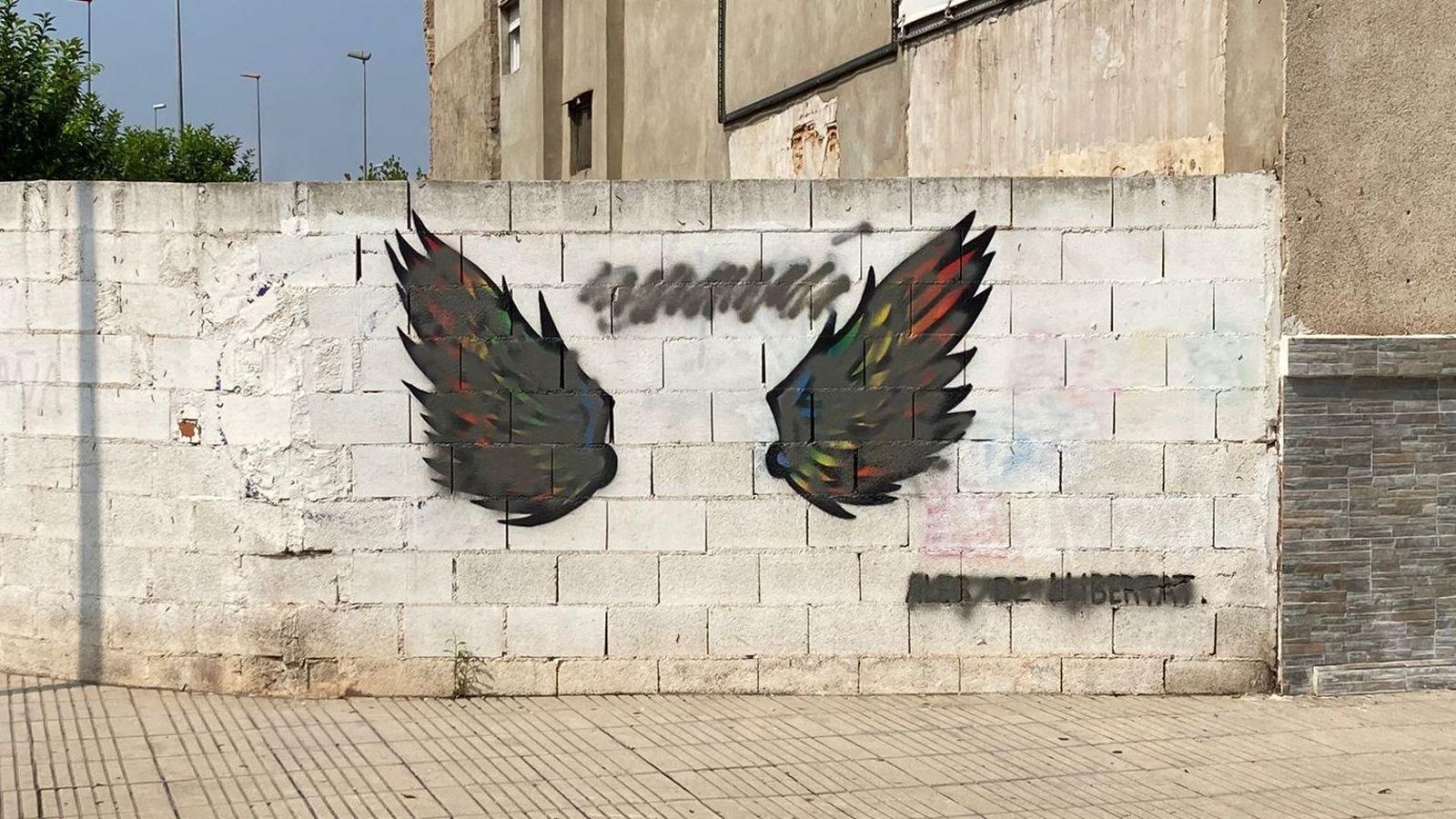 El mural LGTBIQ+ d'Alzira tapat amb pintura negra