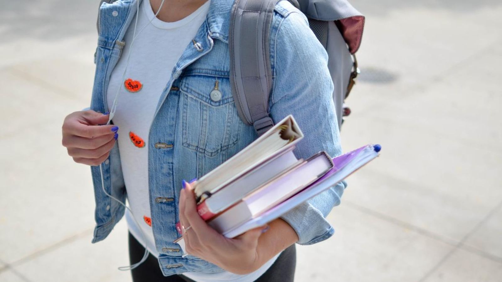 Alumna d'un institut amb llibre en la mà en una imatge d'arxiu