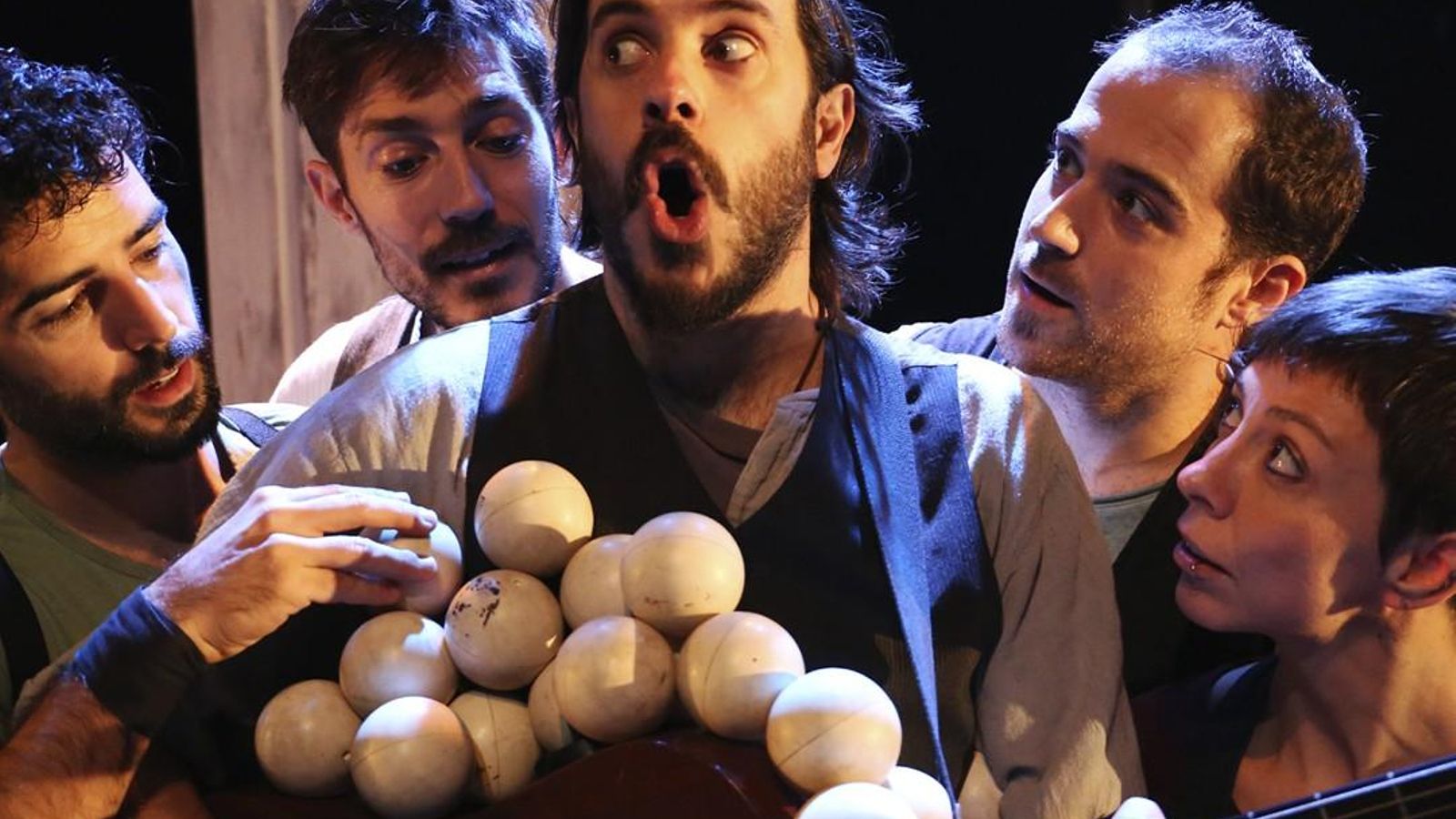 L'espectacle Emportats, de la companyia alacantina La Trocola Circ, combina acrobàcies, jocs malabars i música