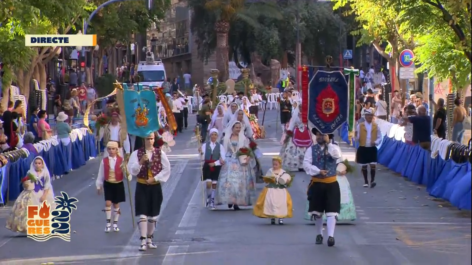 Moment de la retransmissió de l'Ofrena de Fogueres 2023 en À Punt