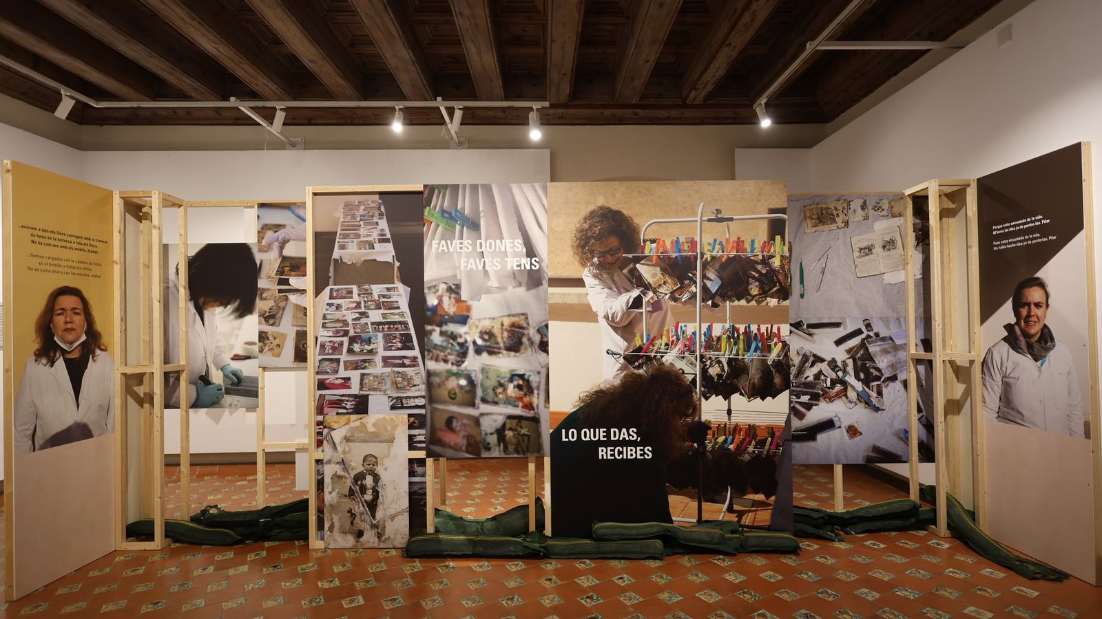 Mostra de les fotografies recuperades i restaurades després de la dana que pot visitar-se al castell d'Alaquàs fins al 16 de maig