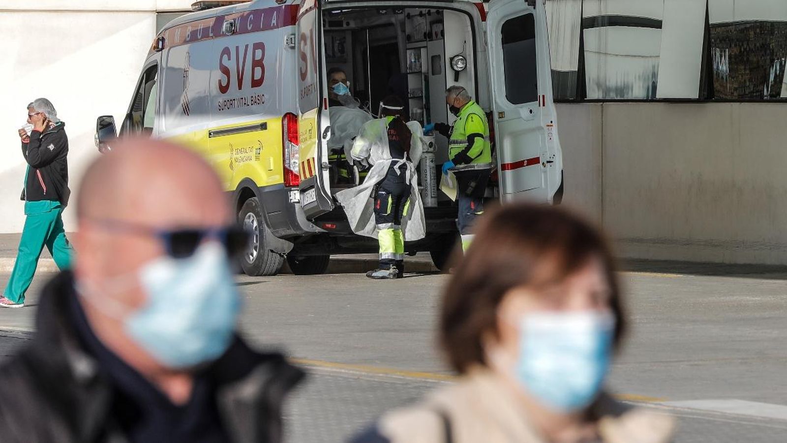 Una ambulància en l'accés d'urgències de l'Hospital La Fe de València Una ambulància en l'accés d'urgències de l'Hospital La Fe de València
