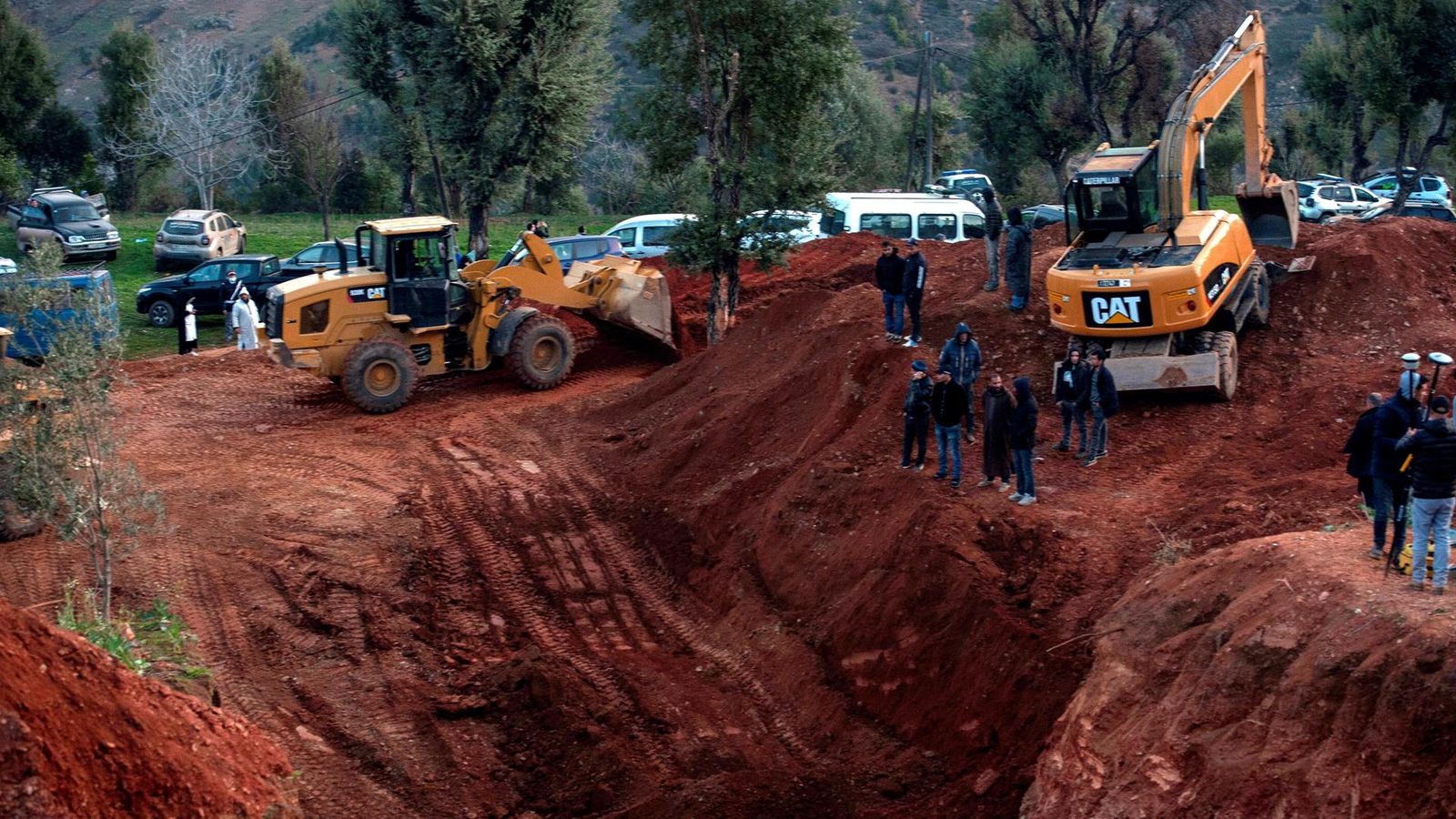 Tasques de rescat per a alliberar el menut de 5 anys atrapat en un pou