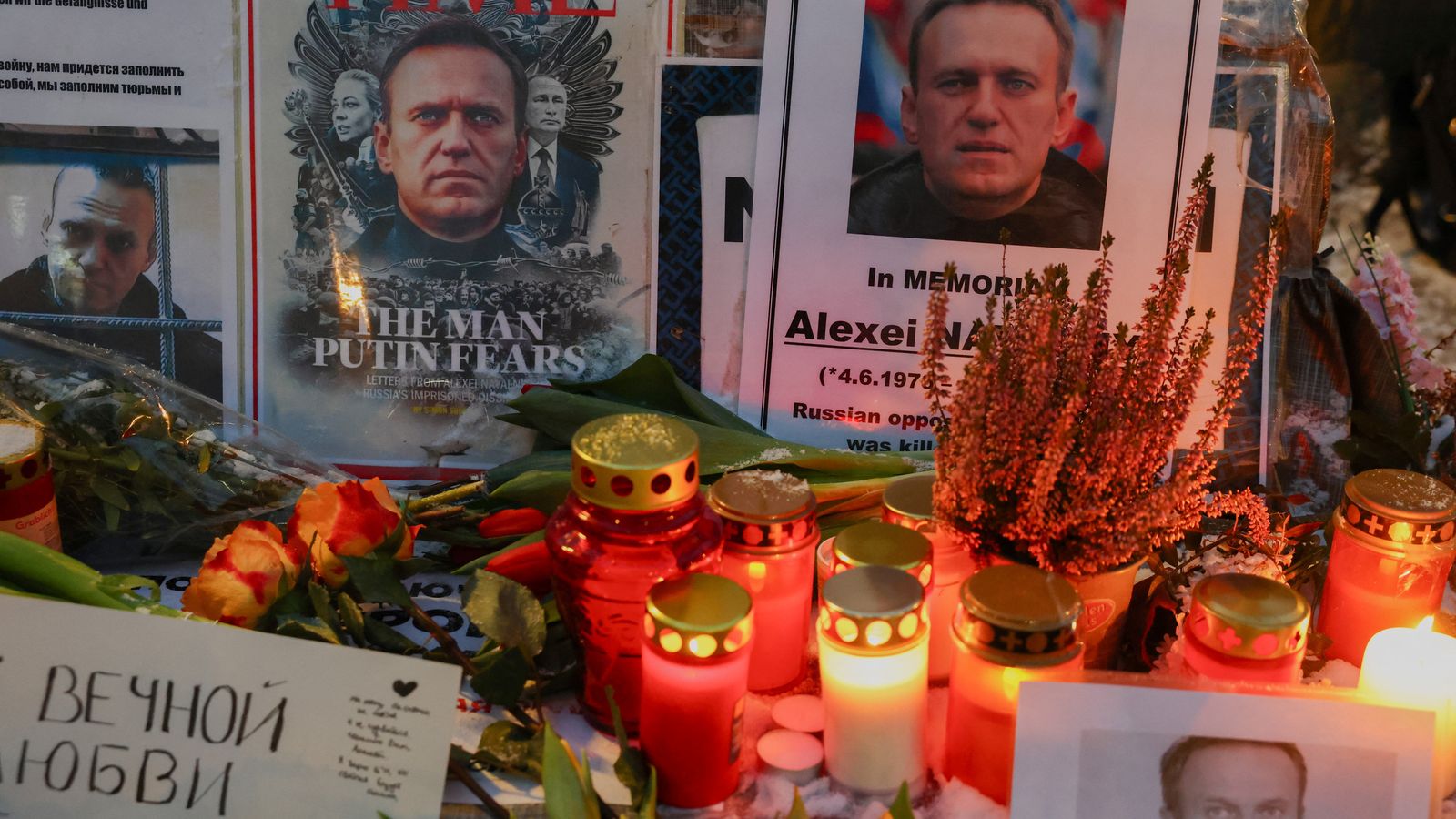 Homenatges al crític del Kremlin Alexéi Navalni davant de l’ambaixada russa a Berlín (Alemanya), en el segon aniversari de la seua mort