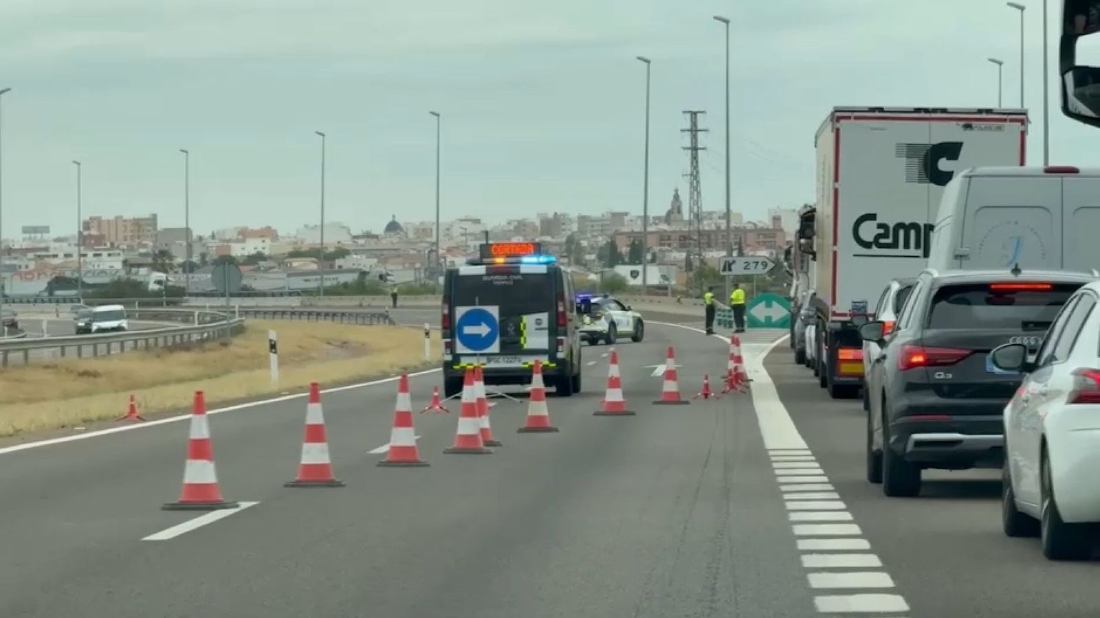 Els agents han tallat un tram de l’A-7 a l'altura de Nules en sentit Castelló mentre treballaven els servicis d'emergència