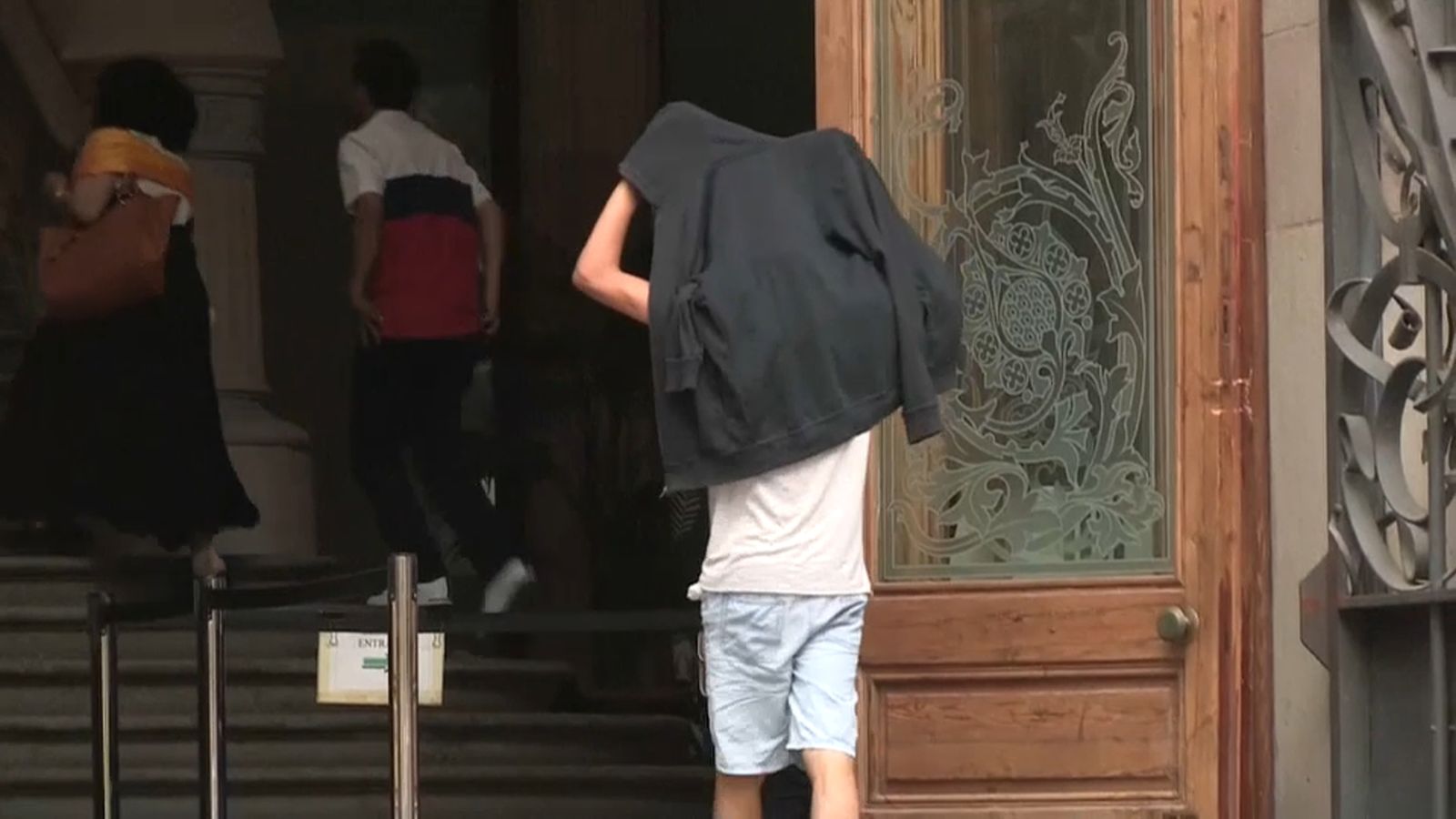 Un dels acusats entrant al jutjat (arxiu)