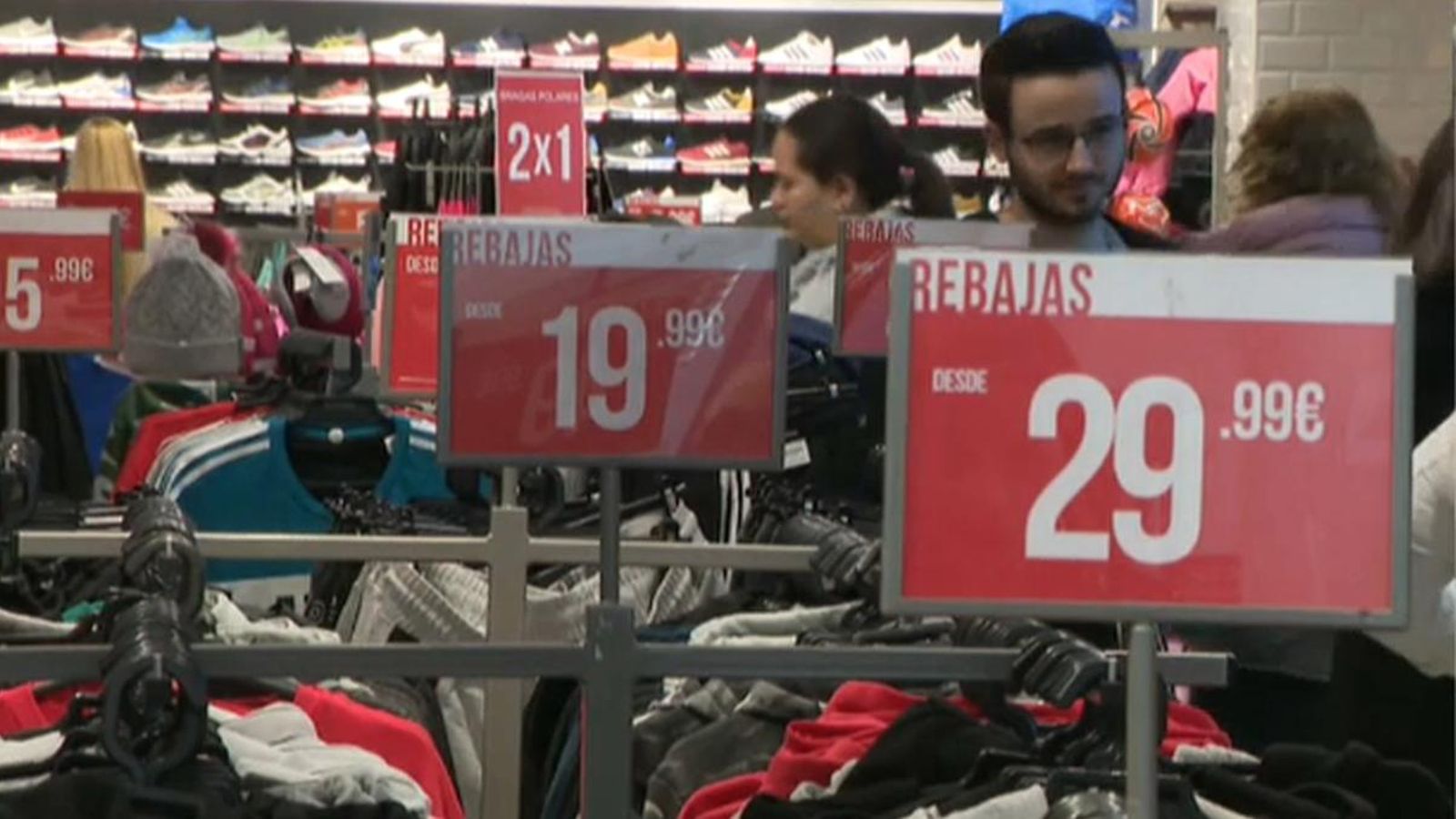 Consumidors aquest dimarts en el primer dia de les rebaixes d'hivern