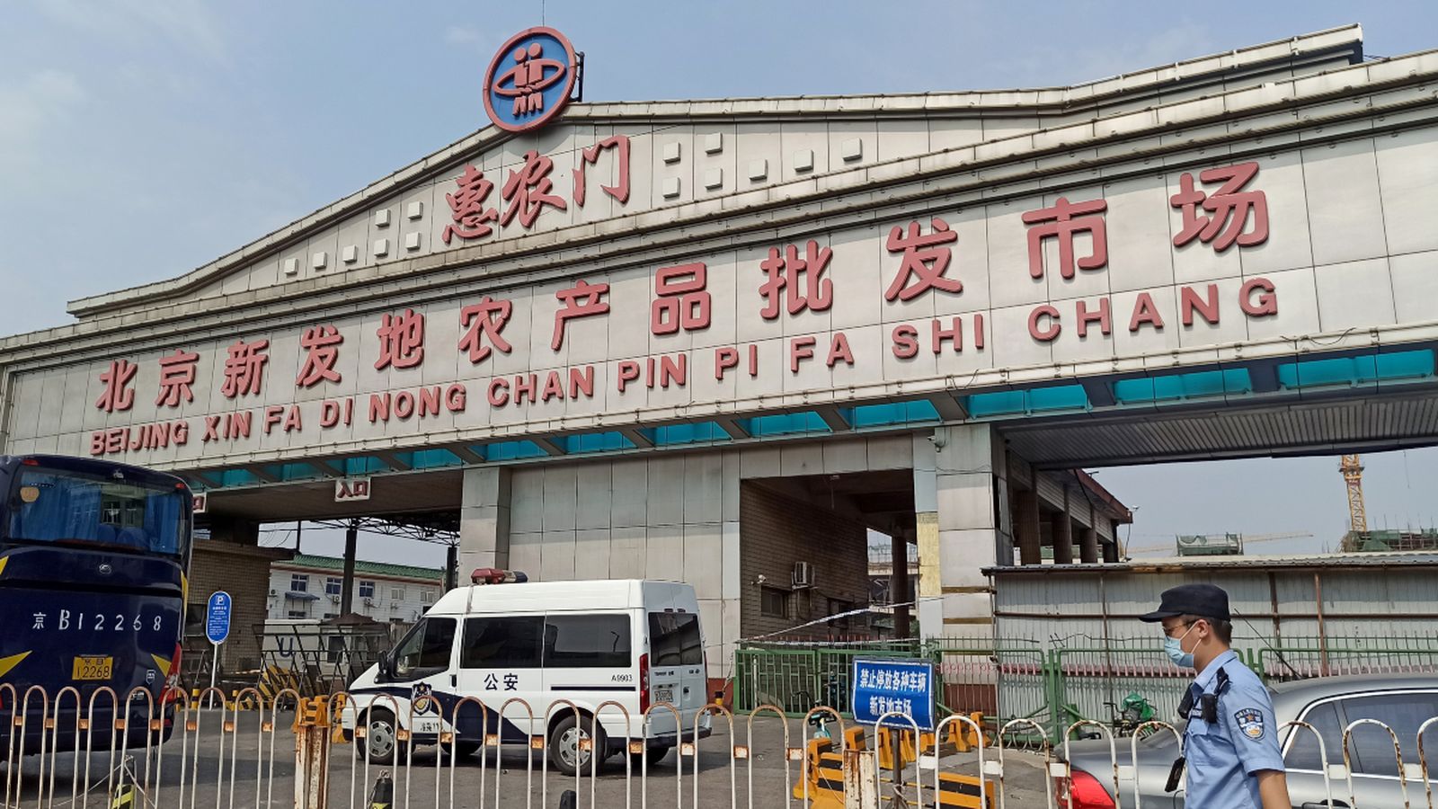 Un policia a l'entrada del mercat tancat pel brot