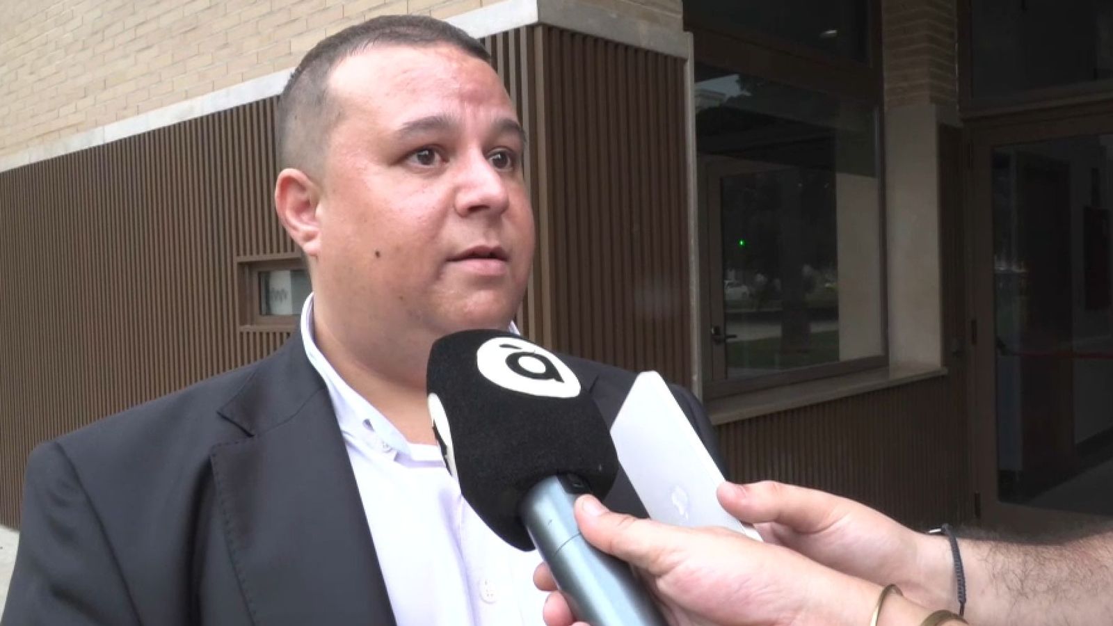 L'alcalde de Pedral, Andoni León (PSOE) atén la premsa a la porta dels jutjats de Catarroja