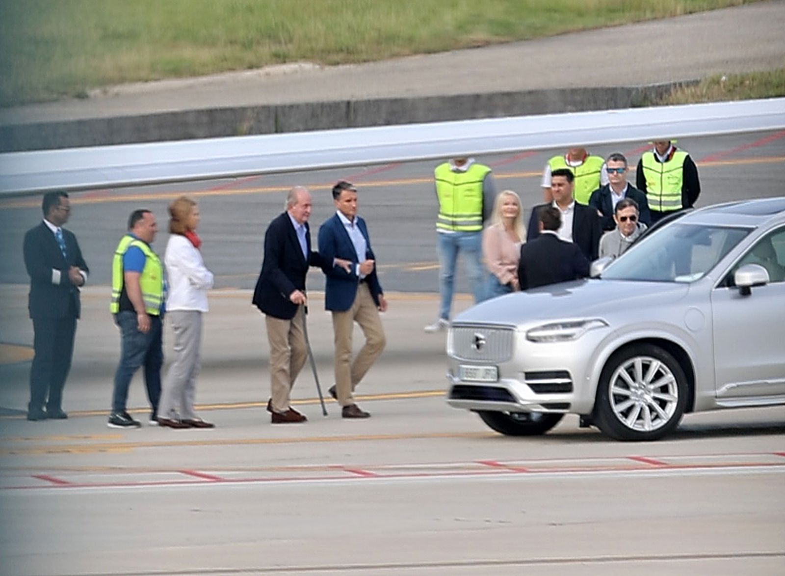 El rei Joan Carles arriba a l'aeroport de Vigo en un jet privat on l'espera la seua filla, la infanta Elena, i el seu amic, Pedro Campos, a 19 de maig de 2022, a Vigo, Pontevedra, Galícia (Espanya)