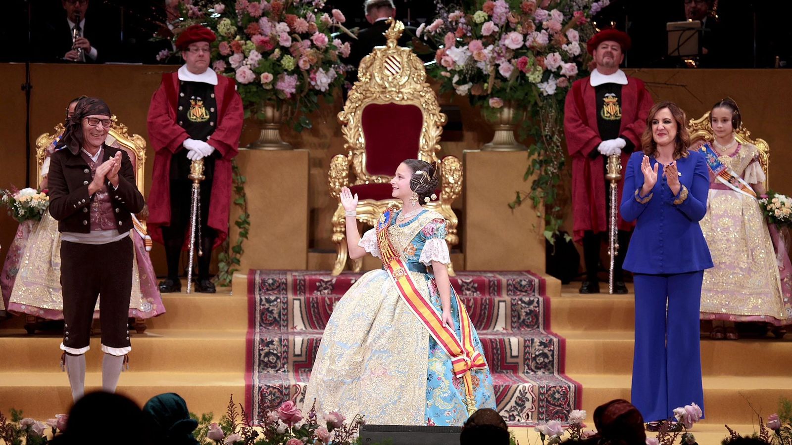 Marta Mercader Roig, en el moment en què l'alcaldessa María José Catalá li imposa la banda