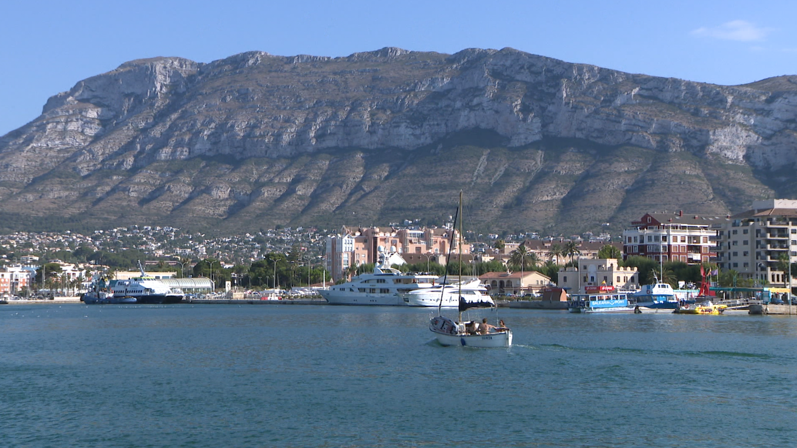 Imatge del port de Dénia amb el Montgó al fons