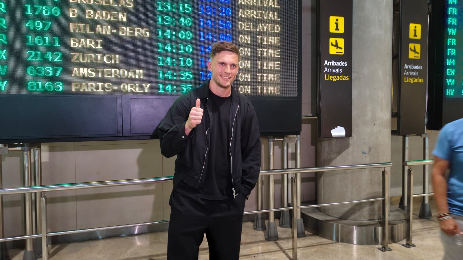 Van Oevelen, en l'arribada a l'aeroport de Manises