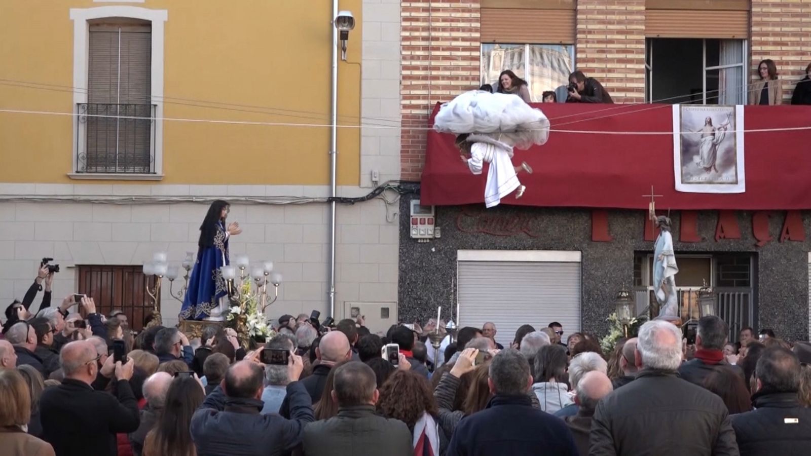 L'Angelet de la Corda d’Alfarrasí fa història amb un xiquet que fa d'àngel