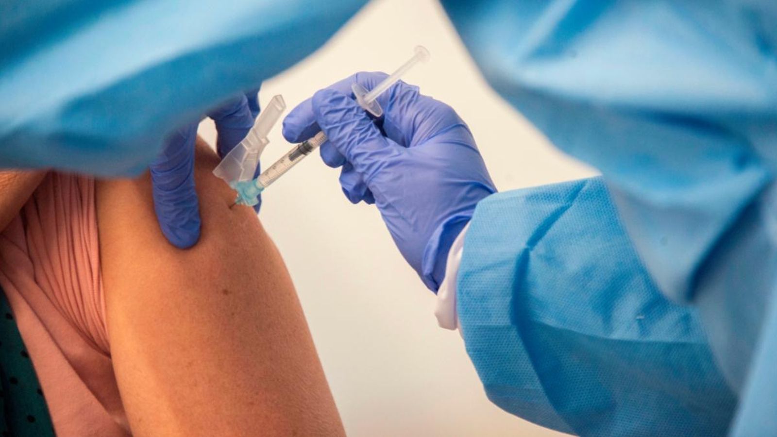 Una persona rep la vacuna d'AstraZeneca