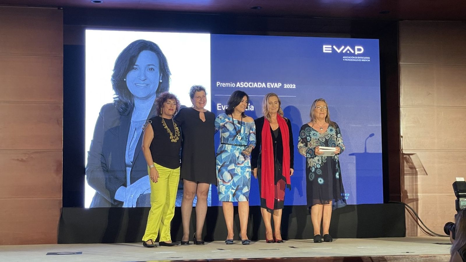 La presidenta de la CVMC lliura el guardó associada 2022 de l’ Associació d’Empresàries i Professionals de València