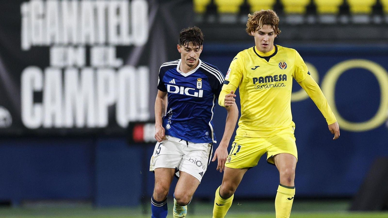 Imatge d'una acció de partit entre el Vila-real B i l'Oviedo