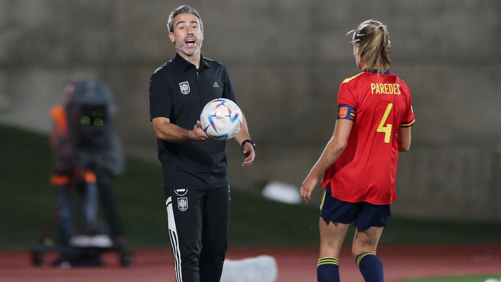 Vilda entrega una pilota a la capitana Irene Paredes