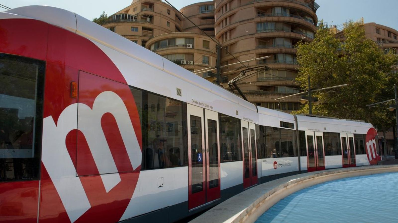 Un tramvia travessa la ciutat de València
