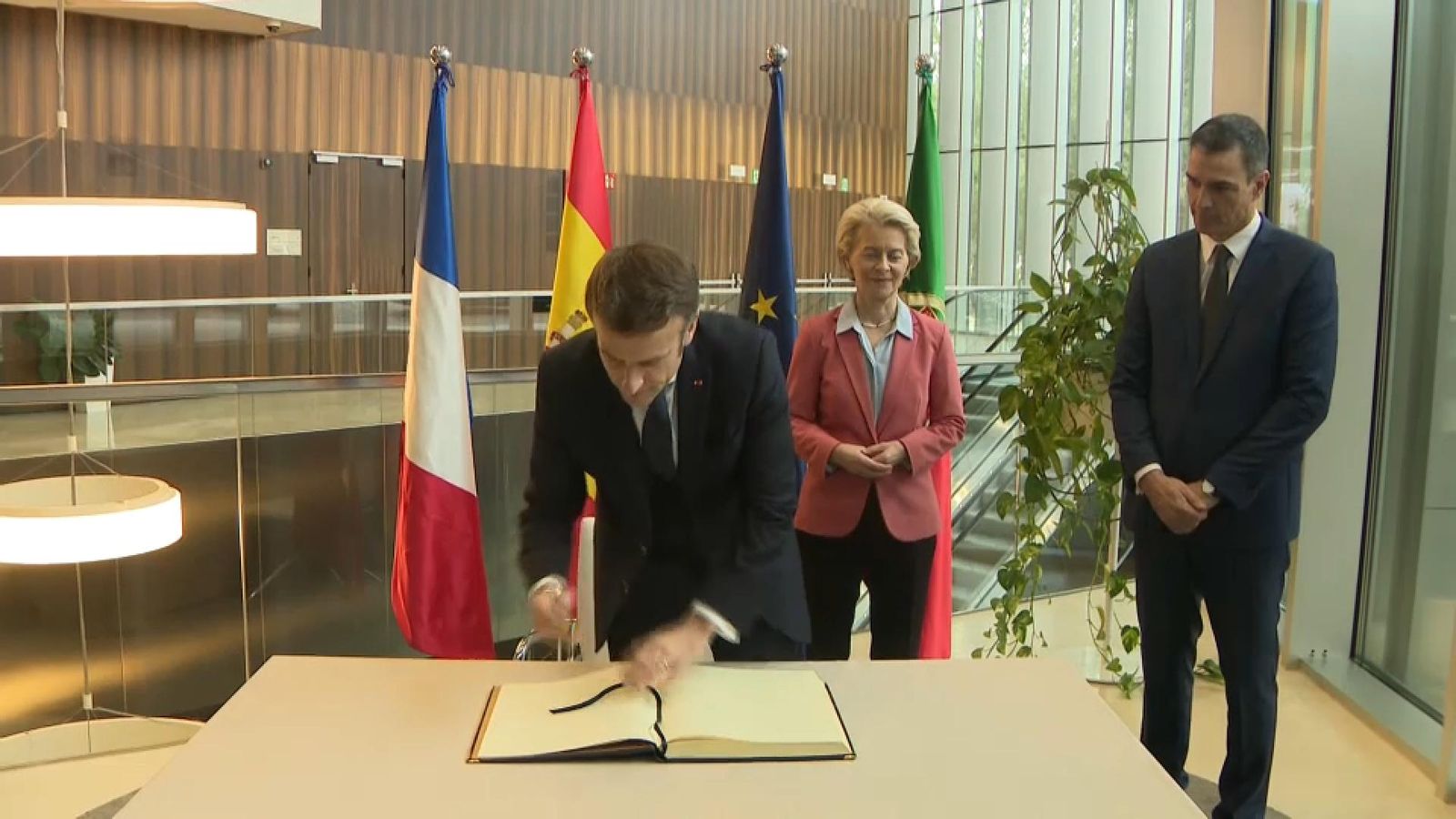 Macron, Von der Leyen i Pedro Sánchez a la IX Cimera Euromediterrània que se celebra a Alacant Macron, Von der Leyen i Pedro Sánchez a la IX Cimera Euromediterrània que se celebra a Alacant