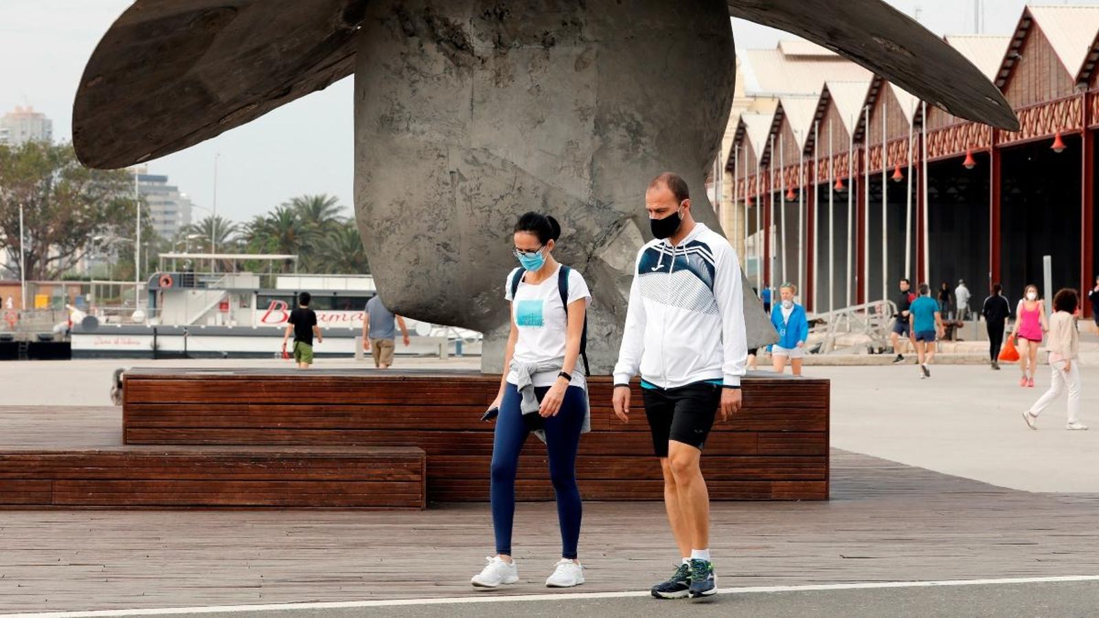 Una parella passeja, durant la franja horària permesa, aquest dissabte per la Marina València